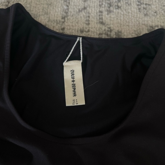 Zulu & Zephyr black surf top - Picture 3 of 4